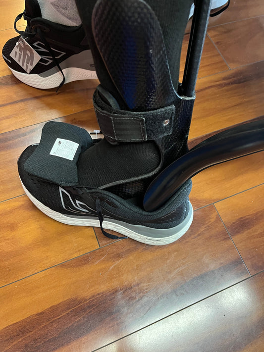 How to Choose Shoes That Fit Over a Leg Brace